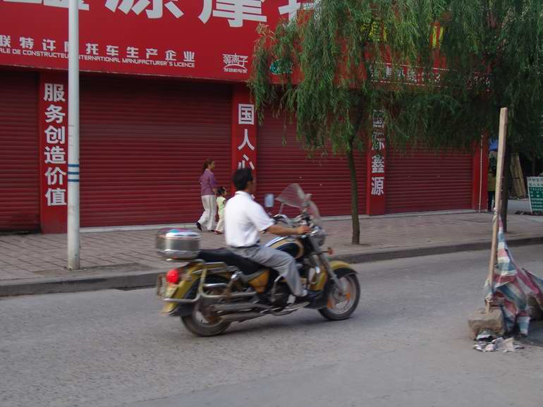 合川:一个难见摩托车头盔的城市(组图)