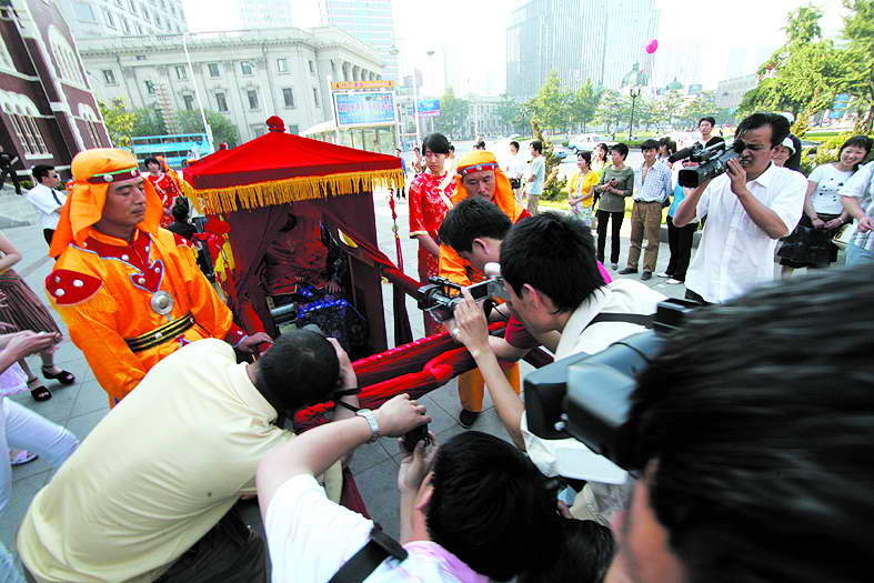 老外娶媳妇坐上大花轿(图)