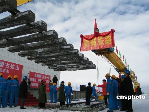 青藏铁路通车在即 藏人来京卖纯天然矿泉水