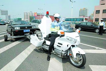 上海警方首次配备牵引摩托车(图)