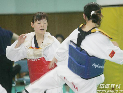 图文:伊朗跆拳道主教练指导中国国家队训练