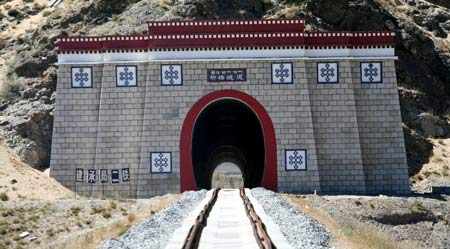 图文:青藏铁路柳梧隧道