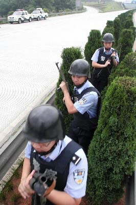 湖南高速交警推步巡模式 民警荷枪实弹打击犯罪