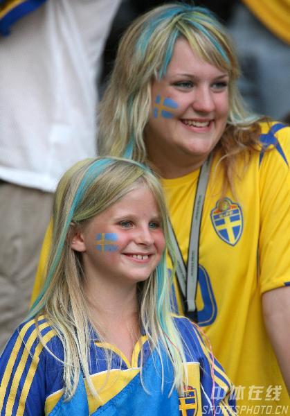 图文:瑞典1-0巴拉圭 母女球迷为瑞士队加油