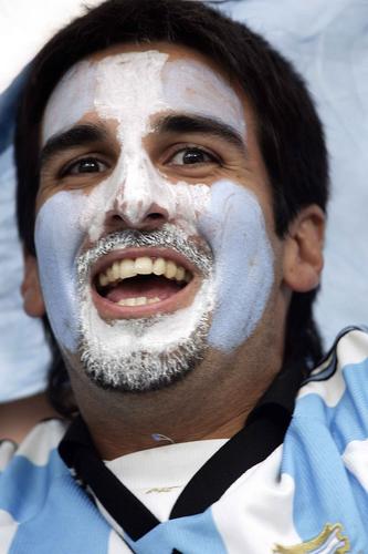 组图:阿根廷VS塞黑 阿根廷球迷脸谱秀