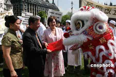 英国华人大规模游行 抗议政府收紧移民政策(图)