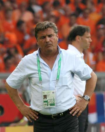 图文:荷兰2-1科特迪瓦 主教练一脸茫然
