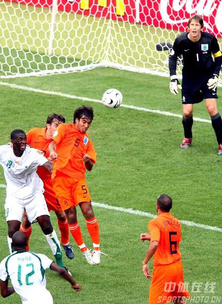 图文:荷兰2-1科特迪瓦 荷兰队任意球进球瞬间