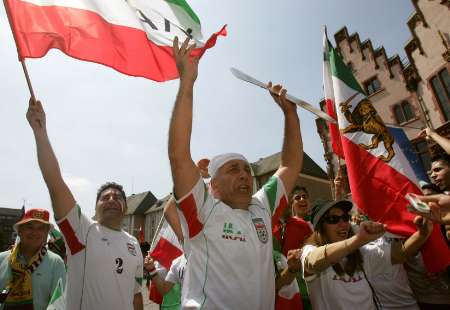 图文:伊朗队VS葡萄牙队 场外的伊朗队球迷