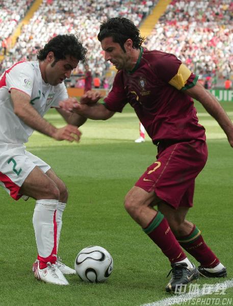 图文:葡萄牙2-0伊朗 葡萄牙队菲戈带球过人