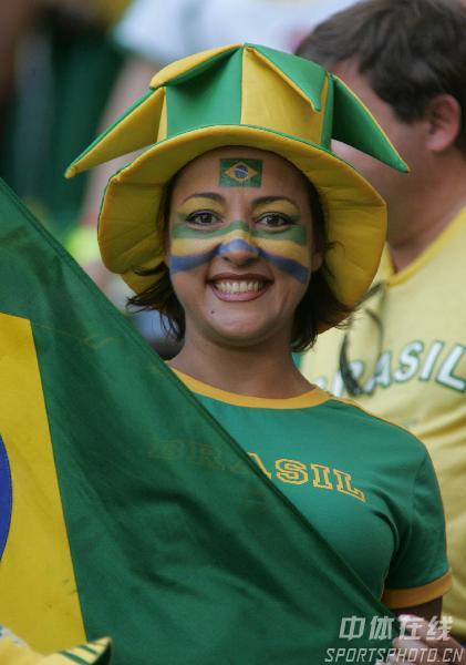 图文:巴西2-0澳大利亚 巴西女球迷服装秀