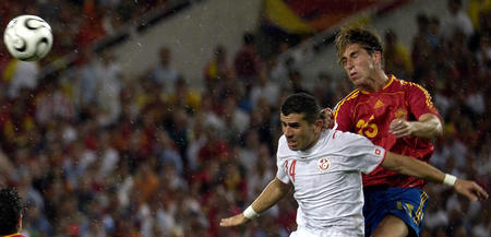 图文:西班牙3-1突尼斯 拉莫斯与查德里争顶