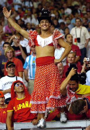 图文:西班牙3-1突尼斯 球迷庆祝球队获胜