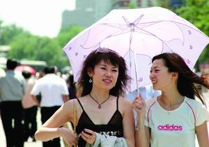 方法是多数爱美女士的选择.本报记者 刘钢 摄-高温防暑自有高招