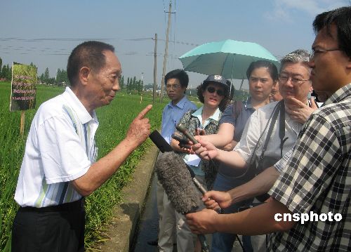 袁隆平幽默对话外国媒体:我仍有老骥伏枥的精神