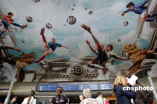 图文:科隆火车站的世界杯宣传画图片
