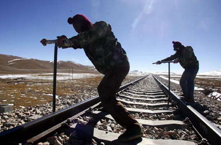 图文:西藏安多青藏铁路工地上的工人