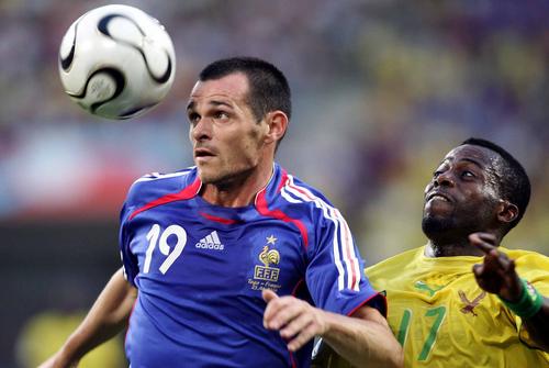 图文:法国2-0多哥 法国球员萨尼奥尔头部停球