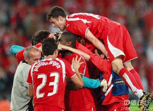 组图:瑞士2-0韩国 瑞士队员庆祝胜利晋级
