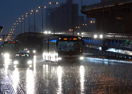 北京遭遇强雷雨天气 发布雷雨蓝色预警信号(图)