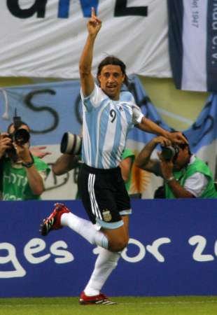 组图:阿根廷vs墨西哥 克雷斯波庆祝进球