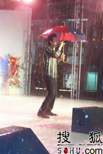 高明骏《现在回家》签唱会 在大雨中狂欢(图)