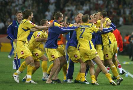 图文:瑞士0-3乌克兰 乌克兰队庆祝胜利