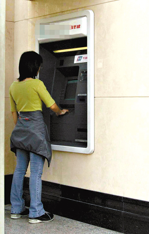 本报讯 (记者王俊)在银行自动柜员机(atm)上,为何工行每次异地转账