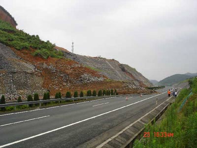 预计塌方路段将封闭1个月 车辆须改道320国道   因突降暴雨,昌金