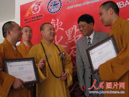 13名玉佛禅寺僧侣在上海交大取得MBA证书(组