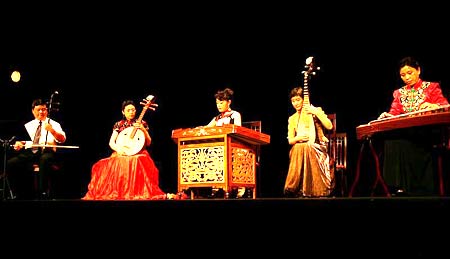 中国民乐演奏家们用二胡,琵琶,扬琴,月琴,笙,古筝和唢呐演出了中国