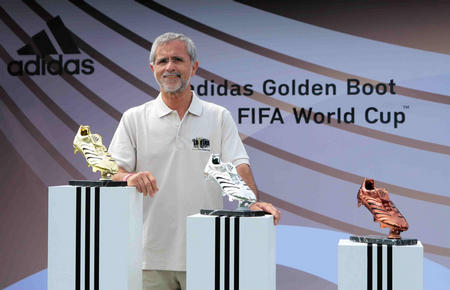 图文:第十八届世界杯足球赛 金靴在柏林亮相