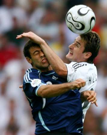 图文:德国VS阿根廷 双方球员拼抢头球