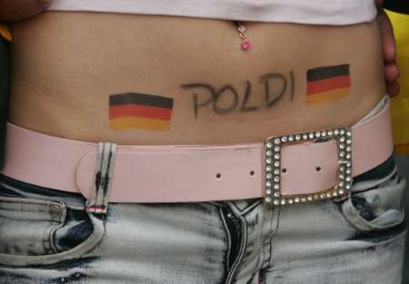 图文:德国VS阿根廷 德国女球迷的性感小腰