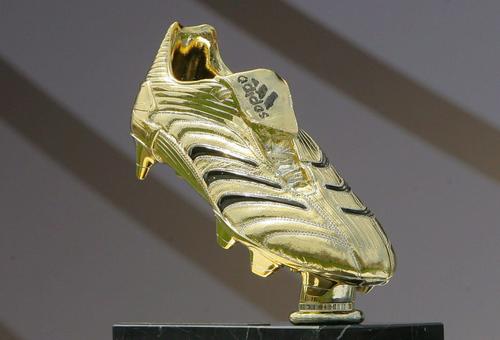 图文:德国传奇前锋盖德穆勒展示世界杯金靴