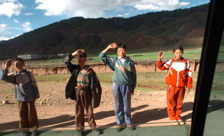 图文：西藏孩子见到汽车都会行起少先队礼