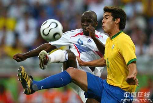 图文:巴西VS法国 巴西队卡卡和对手拼抢