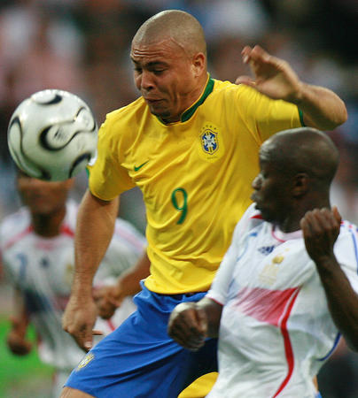 图文:巴西VS法国 罗纳尔多与法国队球员拼抢