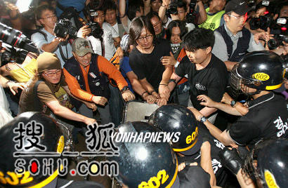 组图：韩国影人发起抗议游行 与警察展开冲突