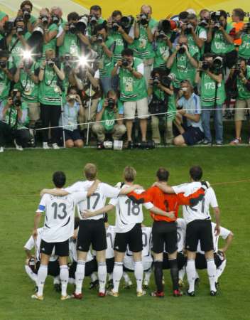 图文:德国VS意大利 记者拍照德国球员
