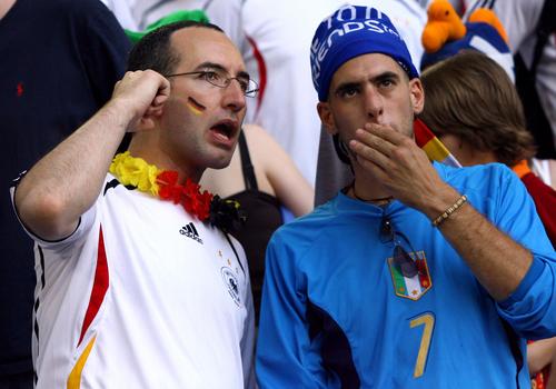 图文:德国VS意大利 德国球迷与意大利球迷