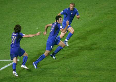 组图:德国0-2意大利 格罗索庆祝进球