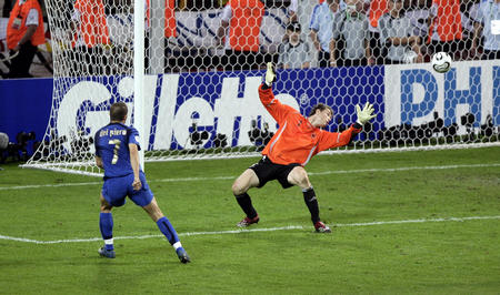 图文:德国0-2意大利 皮耶罗在比赛中射门瞬间
