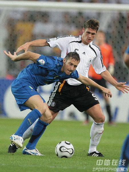 图文:德国0-2意大利 意大利队托蒂比赛中护球