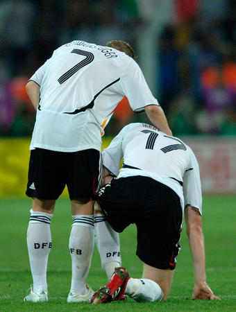 图文:德国0-2意大利 小猪赛后安慰对友