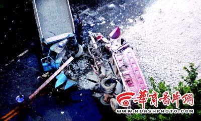 凌晨 两起车祸一人亡(图)