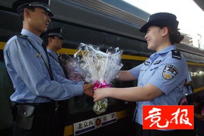 北京-拉萨列车乘警一路上签了3000多个名(图)