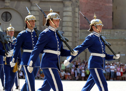 瑞典王宫卫队每天换岗的仪式相当隆重 吸引很多游客观看 杨勤摄