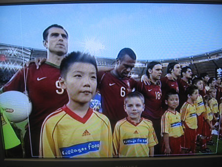 直击:中国球童亮相世界杯 牵手保莱塔入场(图)
