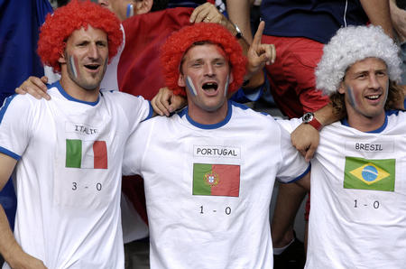 图文:意大利VS法国 法国队球迷为球队加油助威
